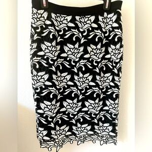 BCBG MAXAZRIA Sascha Black & White polyester lace floral skirt size Medium